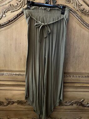 SOUNDSTYLE - New York / Los Angeles - Olive/ Lettuce green flowy capris - Small